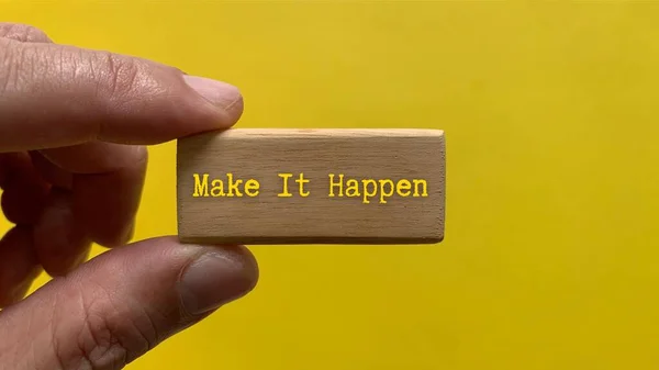 Bloco de madeira com as palavras Make It Happen. Conceito motivacional — Fotografia de Stock