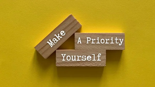 Drewniane klocki z napisem "Zrób sobie priorytet". — Zdjęcie stockowe