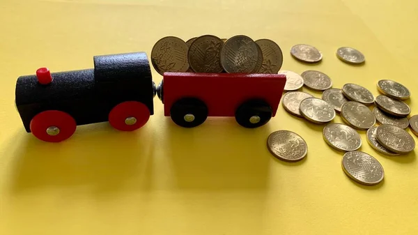 Le train porte des pièces d'or. Concept d'investissement et d'entreprise. — Photo