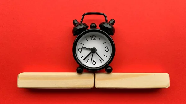 赤い背景に目覚まし時計。時間概念 — ストック写真