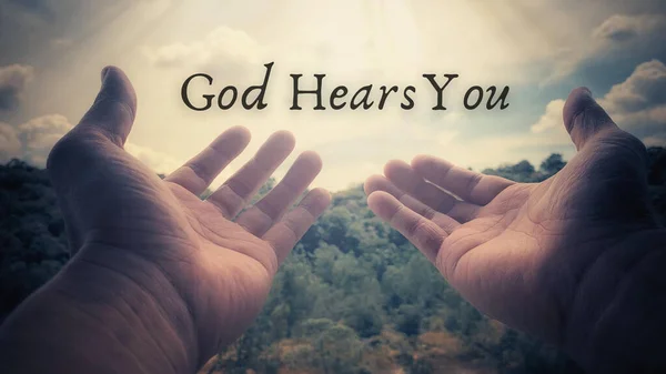 基督教和祈祷的概念-上帝听到你的手伸出明亮的天空背景. — 图库照片