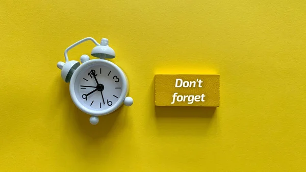 Ovanifrån av text - Glöm inte med väckarklocka och gul bakgrund. — Stockfoto