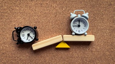 Tahta tahtadan bir tahterevallinin çalar saati, bir tarafta kazanan ve diğer tarafta kaybeden. Başarı ve başarısızlık kavramı.