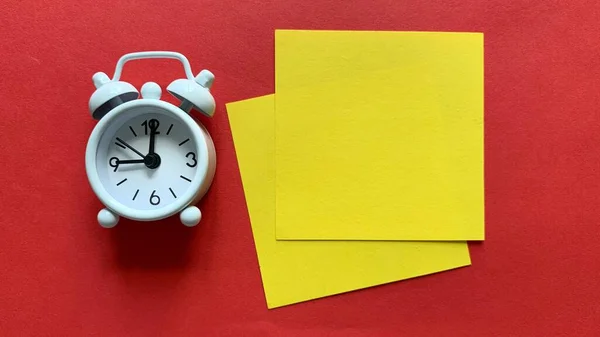 White alarm clock on red background. Copy space concept — Stock Photo, Image
