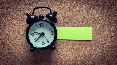 Ahşap masadaki çalar saatin en üst görüntüsü. Boşluk konseptini kopyala