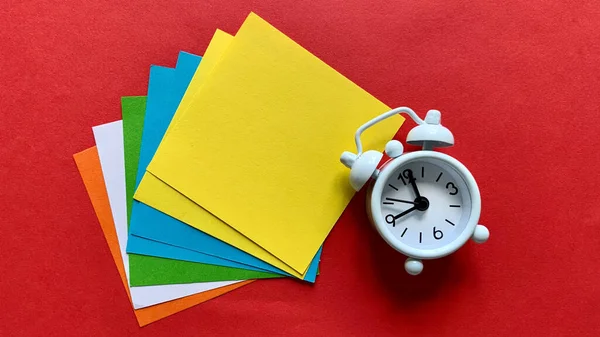Alarm saatinin üst görüntüsü, banknotlar ve kırmızı arka planda kalem. Boşluk konseptini kopyala — Stok fotoğraf