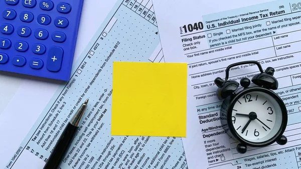 Κενό κίτρινο σημειωματάριο σε φορολογική δήλωση. Αντιγραφή έννοιας χώρου — Φωτογραφία Αρχείου