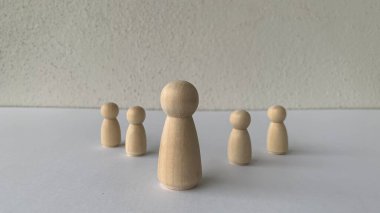 Manken tahta bebek liderliği temsil ediyor. Liderlik ve takipçiler kavramı