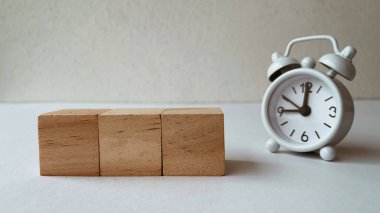 Beyaz alarmlı boş tahta bloklar. Boşluk konseptini kopyala