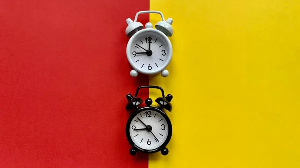 Larm klockor på röd och gul bakgrund. Kopiera utrymme — Stockfoto