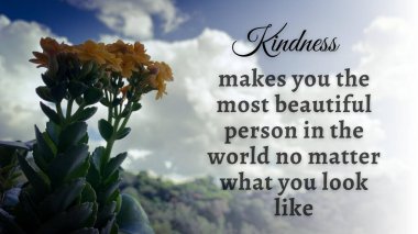 Parlak gökyüzü ve sarı çiçek arkaplanlı hayat hakkında motive edici ve ilham verici bir alıntı..