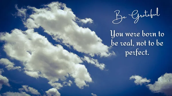Мотиваційна цитата - Ви народилися реальними, а не досконалими. З фоном блакитного неба . — стокове фото