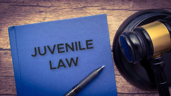 Juvenile Law book και σφυρί σε ξύλινο τραπέζι. — Φωτογραφία Αρχείου