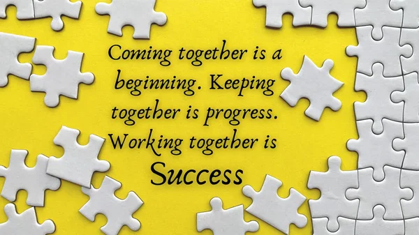 Top view of motivational quote on yellow cover with jigsaw puzzle missing pieces background. — Stock Photo, Image