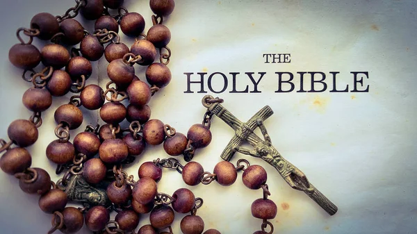 Top view of Holy Bible text with Rosary on old Bible. — Stock Photo, Image