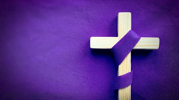 Venerdì Santo, Quaresima e Settimana Santa concetto - Una croce cristiana su sfondo viola. Concettuale — Foto Stock