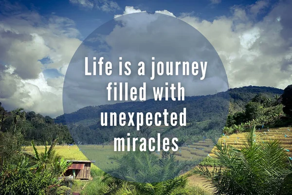Motivation och inspiration citat - Livet är en resa fylld med oväntade mirakel. — Stockfoto