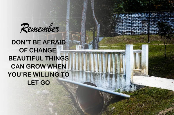 Motiverande och inspirerande citat - Var inte rädd för förändring. Vackra saker kan växa när du är villig att släppa taget. Med suddig bro bakgrund. — Stockfoto