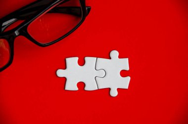 Gözlüklü kayıp yapbozun üst görüntüsü. Boşluk konseptini kopyala