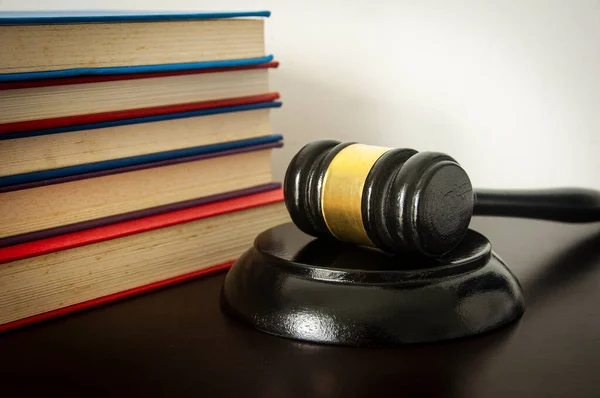 Ügyvéd Kalapács Fából Készült Asztalra Fehér Könyvekkel Háttérrel Jogi Fogalom — Stock Fotó