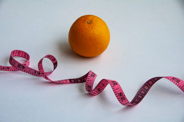 Pomiar Taśmy Pomarańczy Białym Tle Koncepcja Odchudzania Sprawności — Zdjęcie stockowe