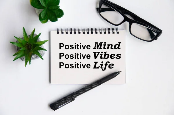 Motivační Citační Poznámkový Blok Pozitivní Mysl Vibrace Život Motivační Koncept — Stock fotografie