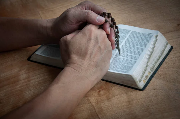 Tenendo Mano Rosario Una Sacra Bibbia Che Prega Cristianesimo Concetto — Foto Stock