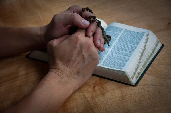 Kézfogás Rózsafüzér Egy Szent Biblia Imádság Kereszténység Imádság Fogalma — Stock Fotó