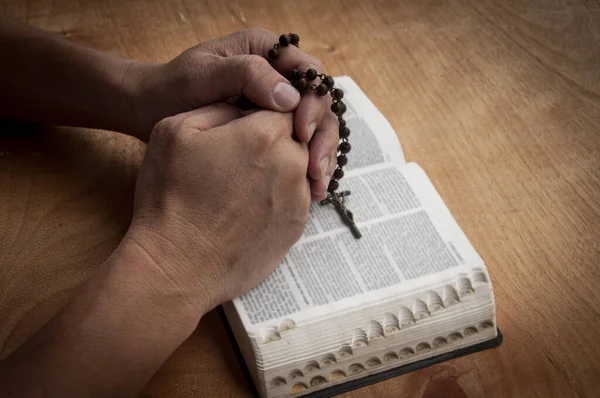 Hand Hålla Radband Helig Bibel Begreppet Kristendom — Stockfoto