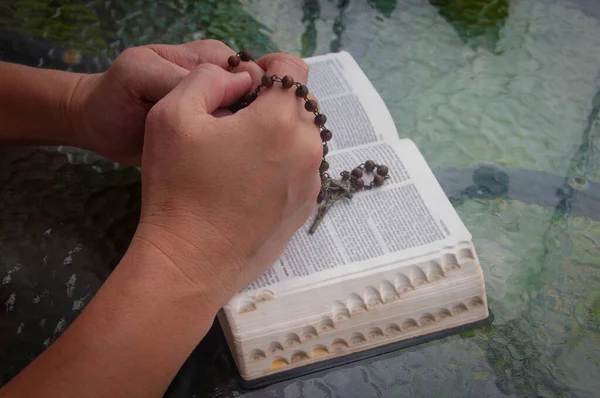 Kézfogás Rózsafüzért Egy Szent Biblia Miközben Imádkozik Kereszténység Imádság Fogalma — Stock Fotó