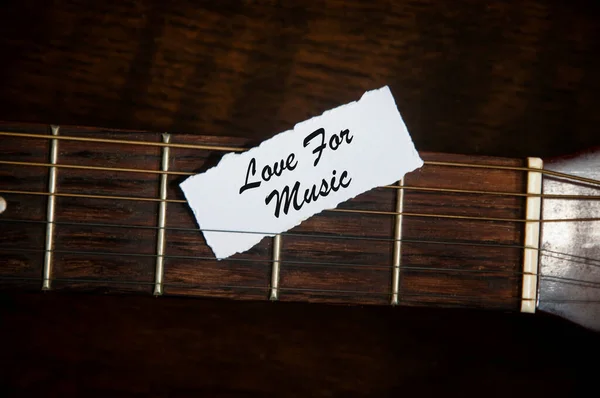 Liefde Voor Muziek Tekst Gescheurd Papier Met Gitaar Achtergrond Muziekconcept — Stockfoto