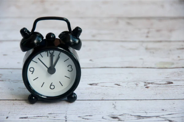 Reloj Despertador Negro Aislado Escritorio Madera Reloj Está Una Concepto —  Fotos de Stock