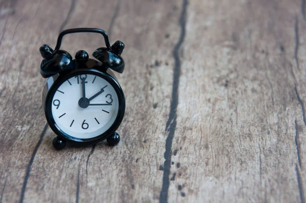 Relógio Alarme Preto Isolado Mesa Madeira Relógio Está Marcado Horas — Fotografia de Stock