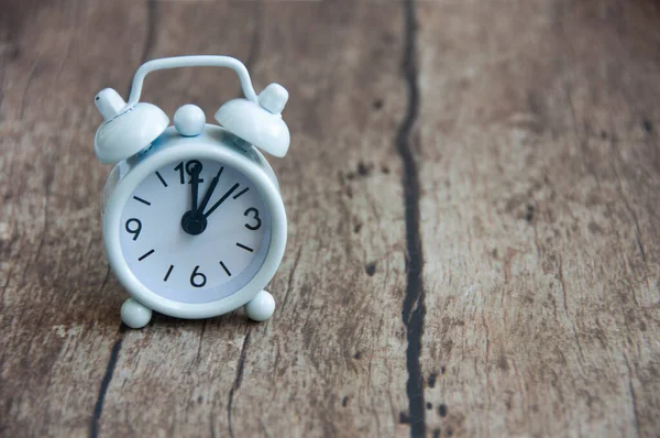 Reloj Despertador Blanco Aislado Escritorio Madera Reloj Está Una Concepto — Foto de Stock