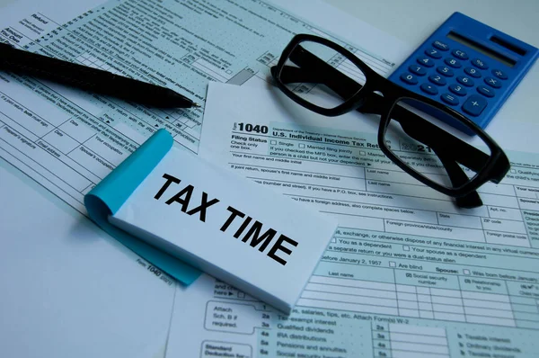 納税申告書 計算機とペンでメモ帳上の税務時間テキスト 課税期間及び期限の概念 — ストック写真