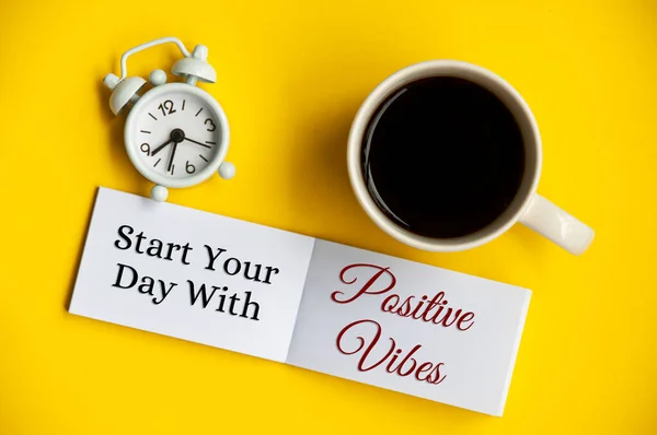 Las citas inspiradoras comienzan el día con vibraciones positivas. Concepto motivacional — Foto de Stock
