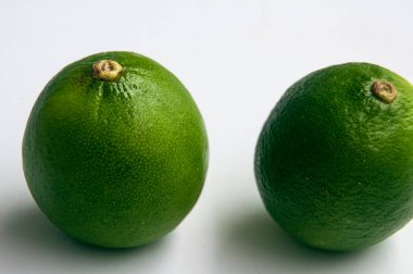 Beyaz arka planda limon yakın plan. Boşluk ve yiyecek konseptini kopyala