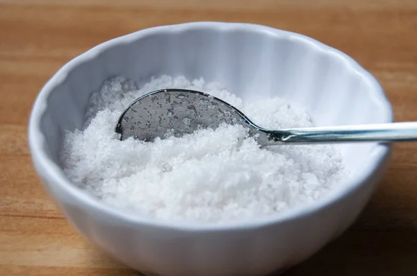 用勺子把盐的摄取量关上 复制空间和健康食品概念 — 图库照片