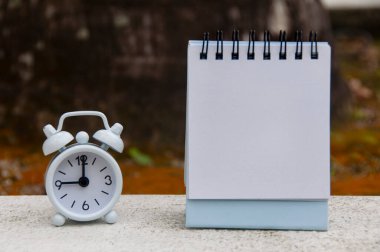 Alarm saati saat 9 'u işaret ediyor ve boş not defteri var. Bulanık park geçmişi. Boşluğu kopyala