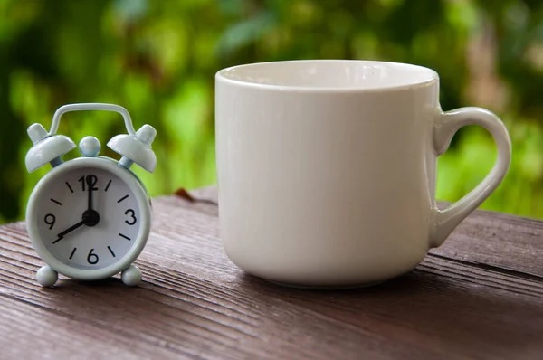 Reloj Despertador Apuntando Las Punto Con Taza Café Banco Copiar — Foto de Stock