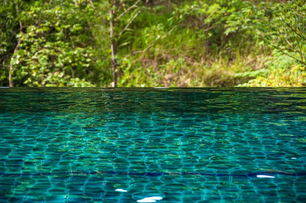 Blick Auf Schwimmbad Umfrage Mit Schöner Natur Hintergrund Urlaubskonzept — Stockfoto