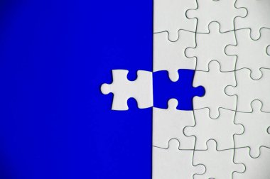 Mavi kapaklı arka planda kayıp yapbozun üst görüntüsü. Boşluk konseptini kopyala