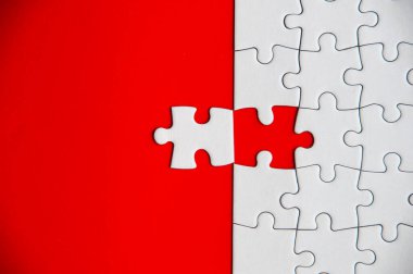 Kırmızı kapaklı yapbozun üst görüntüsü. Boşluk konseptini kopyala