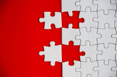 Kırmızı kapaklı yapbozun üst görüntüsü. Boşluk konseptini kopyala