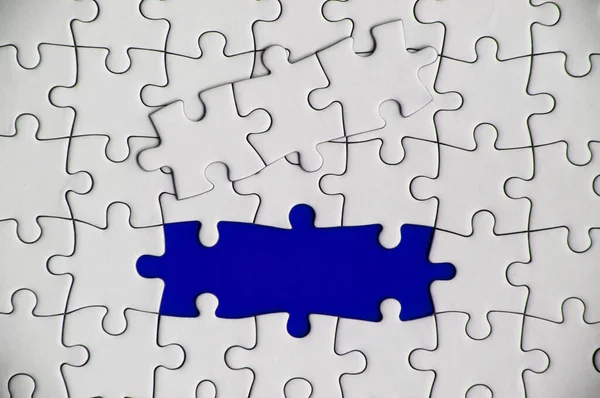 Horní Pohled Chybějící Puzzle Modrém Krytu Pozadí Kopírovat Prostor — Stock fotografie
