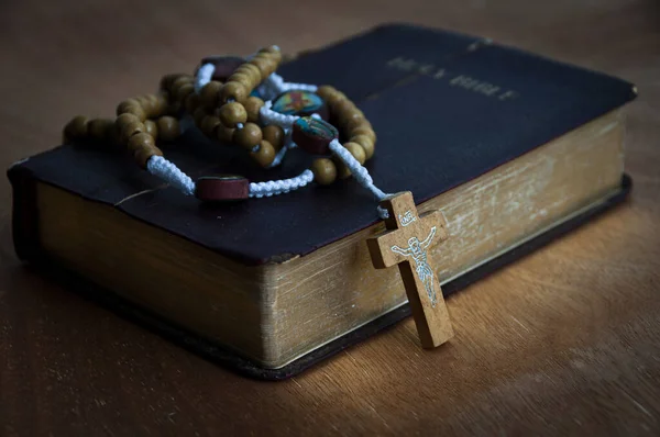 Primer Plano Del Santo Rosario Con Biblia Sobre Mesa Madera — Foto de Stock