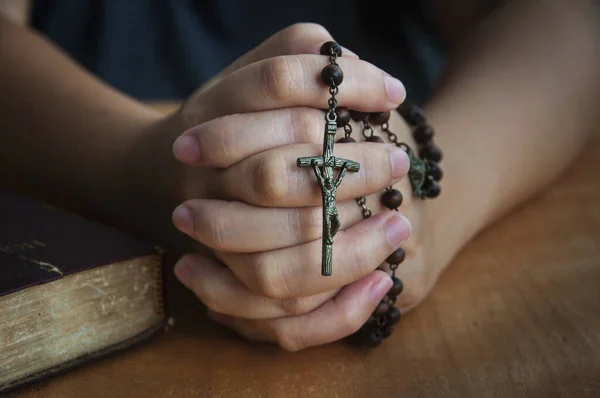 Kvinnor Hand Håller Holy Rosary Samtidigt Med Bibeln Träbord Bakgrund — Stockfoto