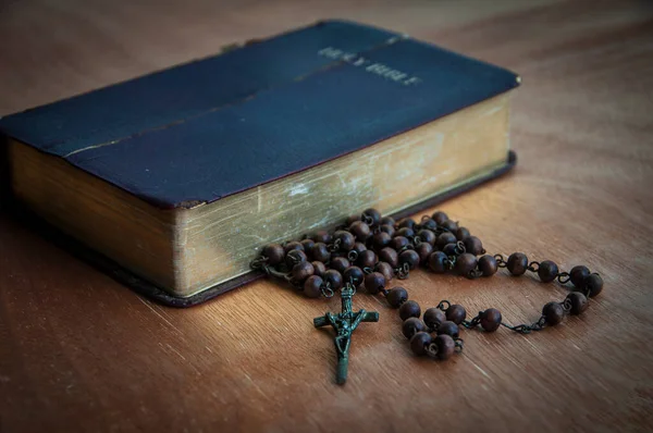 Großaufnahme Des Rosenkranzes Mit Bibel Auf Holztisch Religiöses Und Kopierraumkonzept — Stockfoto