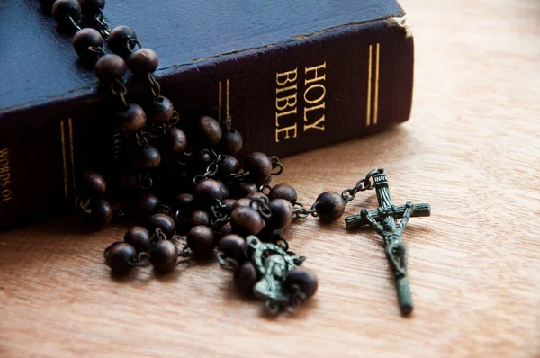 Santo Rosario Biblia Sobre Mesa Madera Concepto Espacio Religioso Copia — Foto de Stock