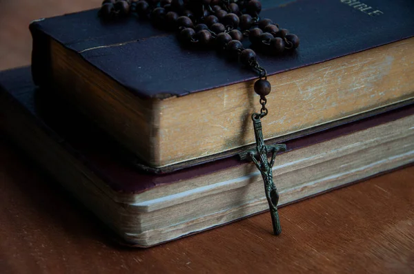 Szent Rózsafüzér Biblia Asztalon Vallási Másoló Térfogalom — Stock Fotó